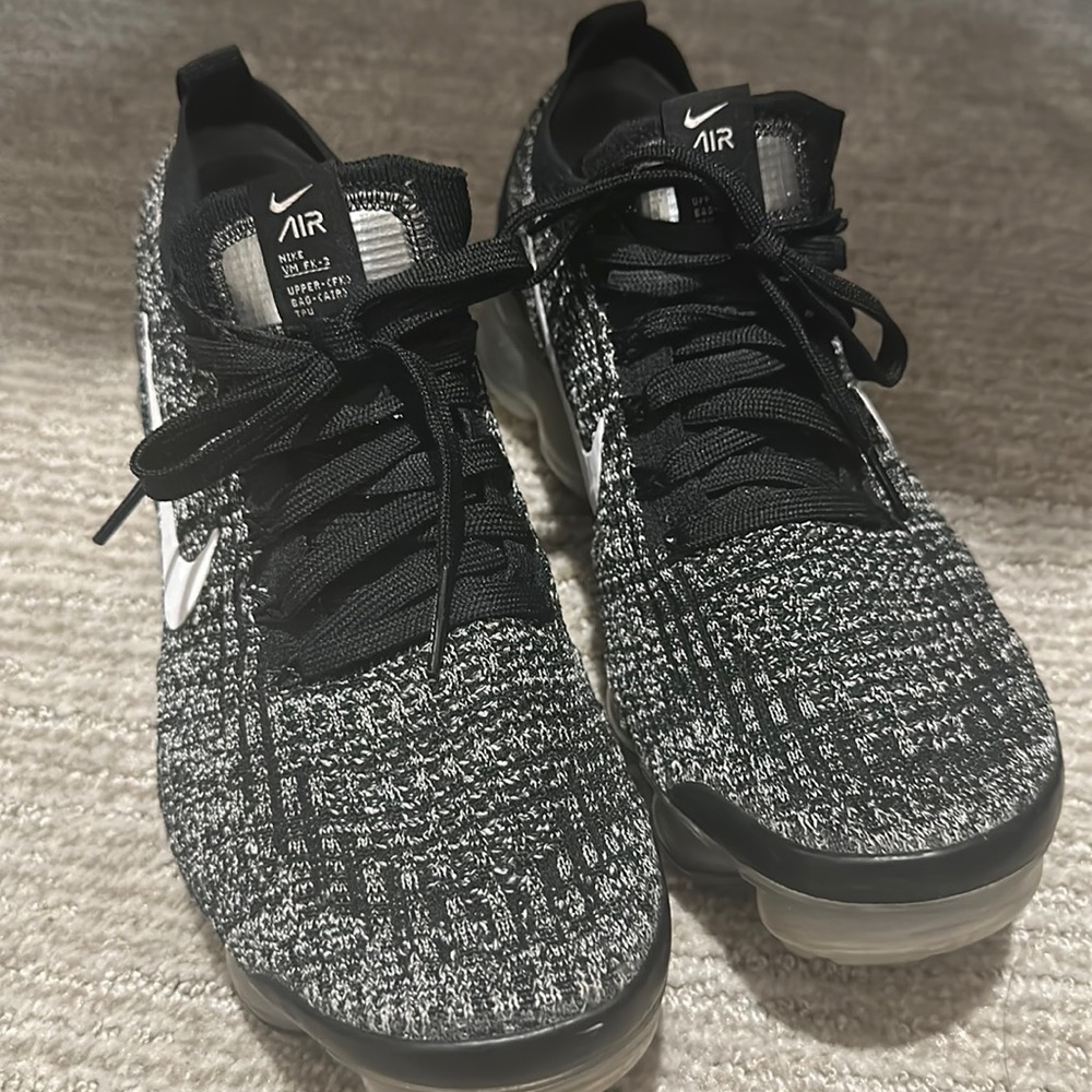 Nike vapor max in black and white